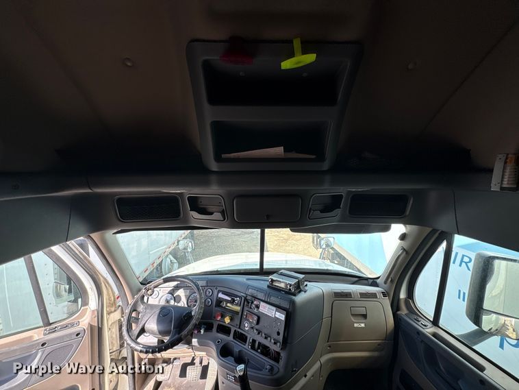 image for item YA2578 2018 Freightliner Cascadia semi truck