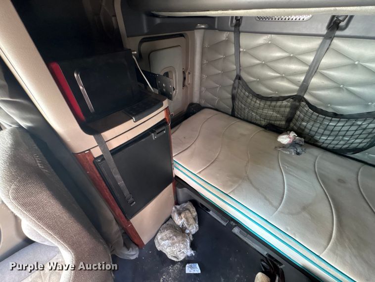 image for item YA2578 2018 Freightliner Cascadia semi truck