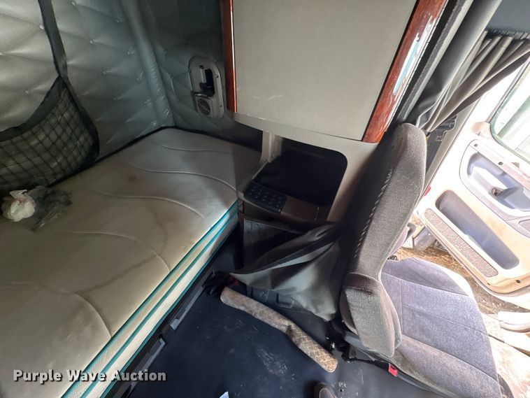 image for item YA2578 2018 Freightliner Cascadia semi truck