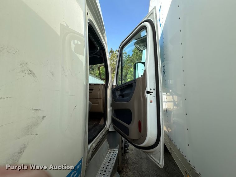 image for item YA2578 2018 Freightliner Cascadia semi truck