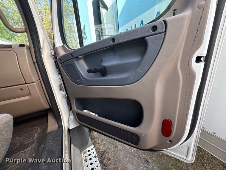 image for item YA2578 2018 Freightliner Cascadia semi truck