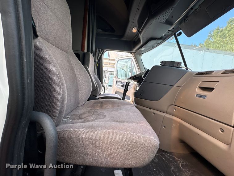 image for item YA2578 2018 Freightliner Cascadia semi truck