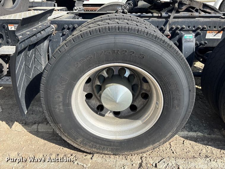 image for item YA2578 2018 Freightliner Cascadia semi truck