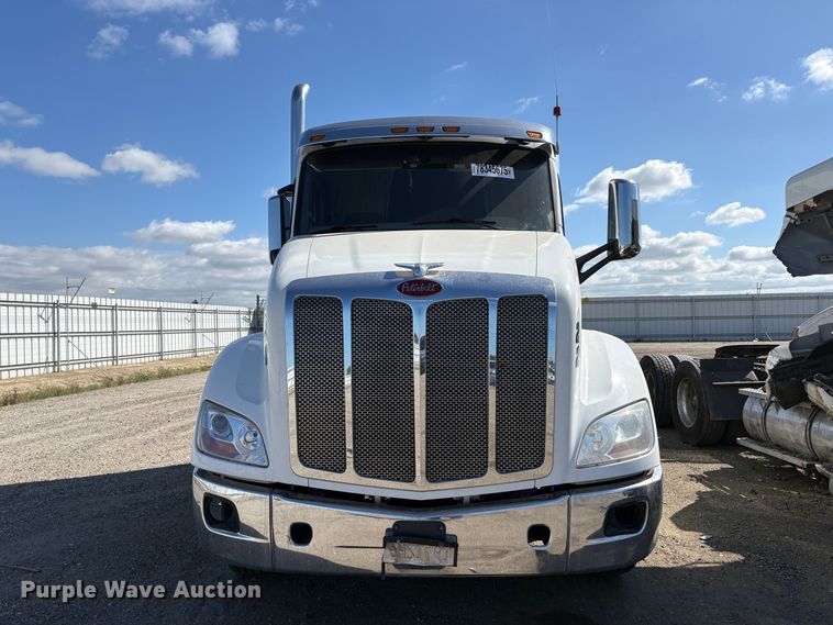image for item YA2581 2020 Peterbilt 579 semi truck