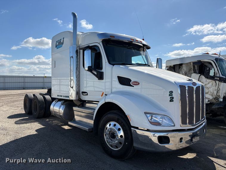 image for item YA2581 2020 Peterbilt 579 semi truck