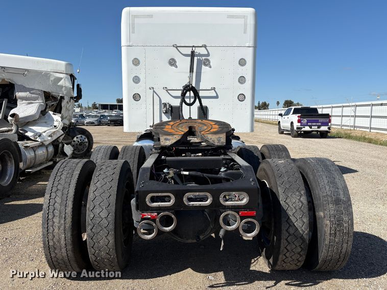 image for item YA2581 2020 Peterbilt 579 semi truck