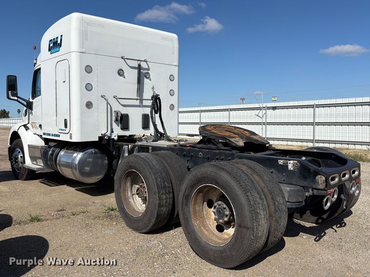 image for item YA2581 2020 Peterbilt 579 semi truck