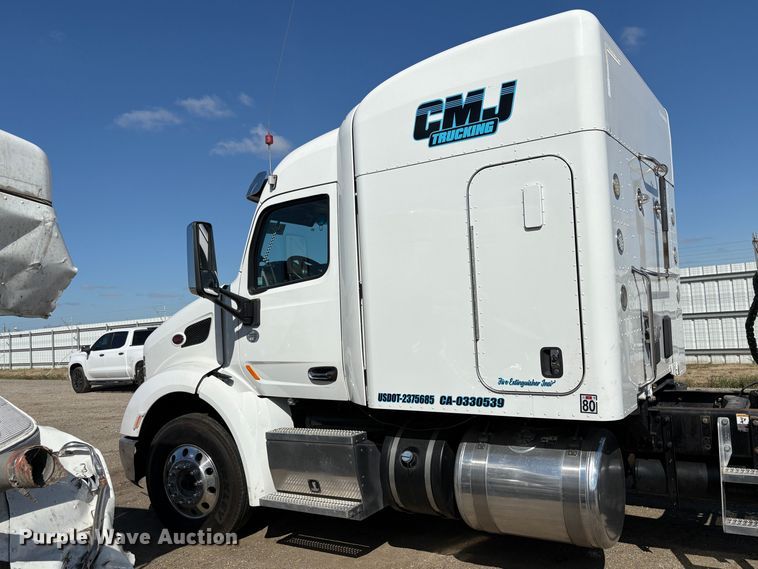 image for item YA2581 2020 Peterbilt 579 semi truck