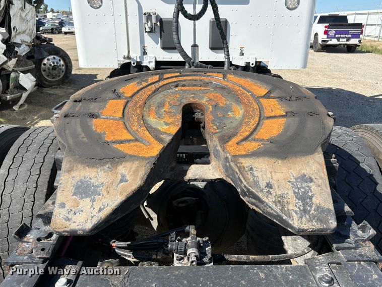 image for item YA2581 2020 Peterbilt 579 semi truck