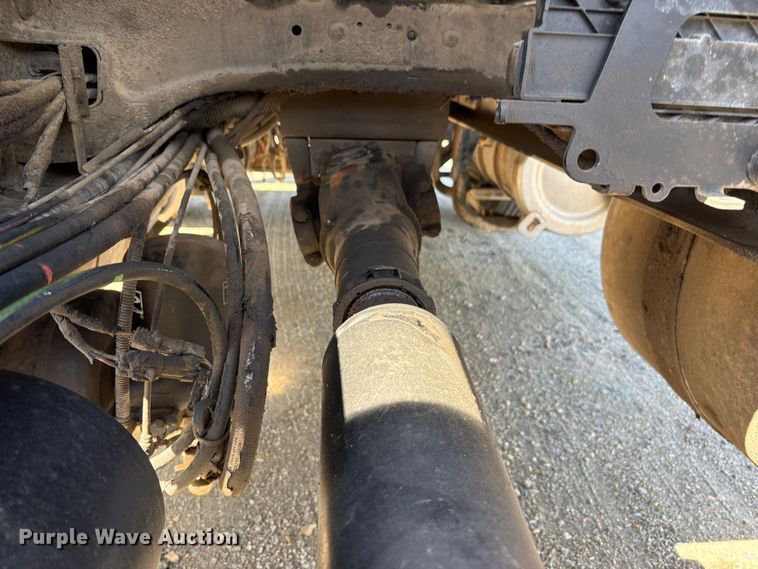 image for item YA2581 2020 Peterbilt 579 semi truck