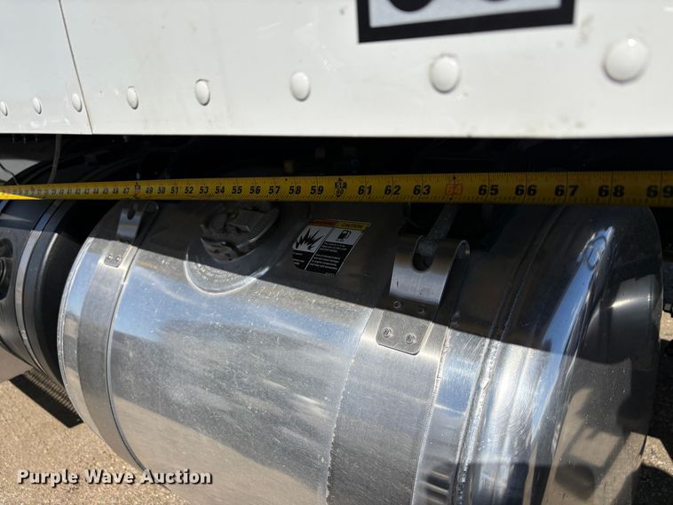 image for item YA2581 2020 Peterbilt 579 semi truck