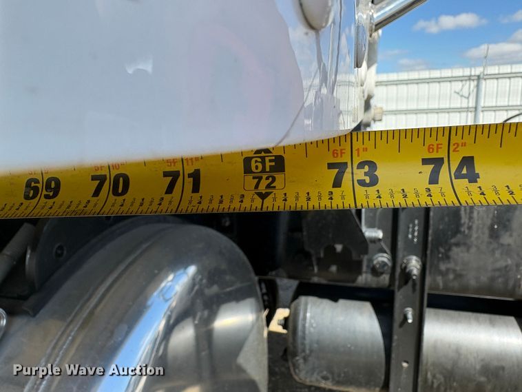 image for item YA2581 2020 Peterbilt 579 semi truck