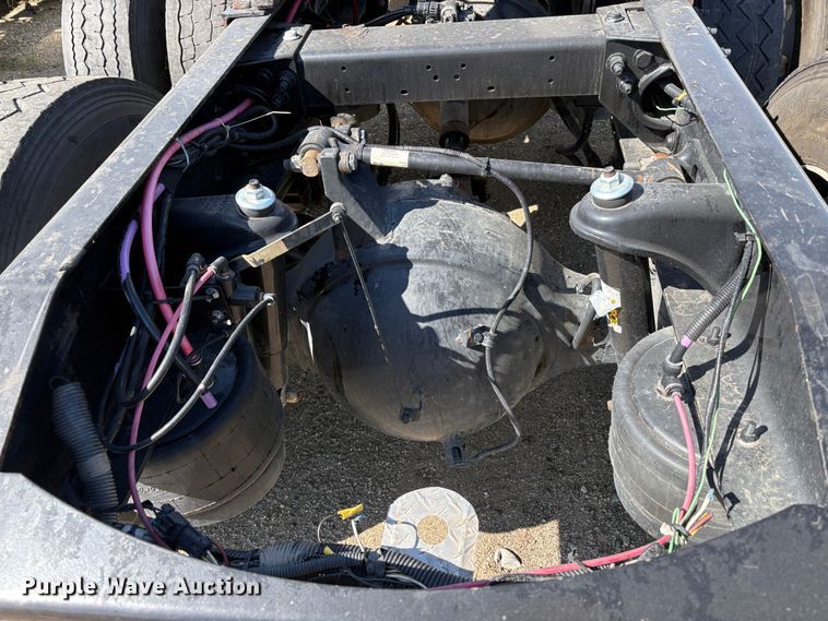 image for item YA2581 2020 Peterbilt 579 semi truck