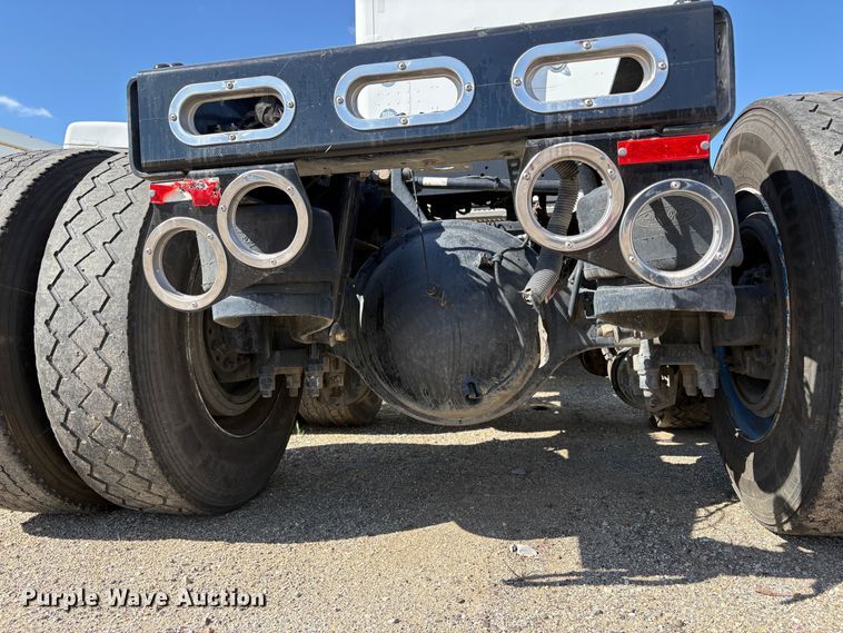 image for item YA2581 2020 Peterbilt 579 semi truck