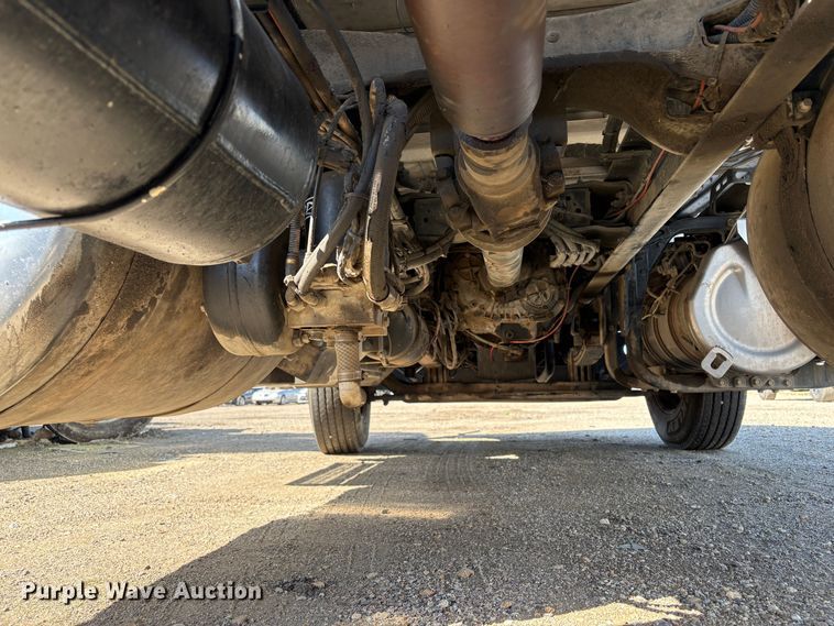 image for item YA2581 2020 Peterbilt 579 semi truck