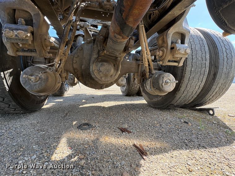 image for item YA2581 2020 Peterbilt 579 semi truck