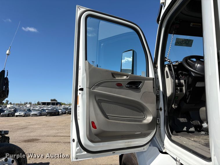 image for item YA2581 2020 Peterbilt 579 semi truck