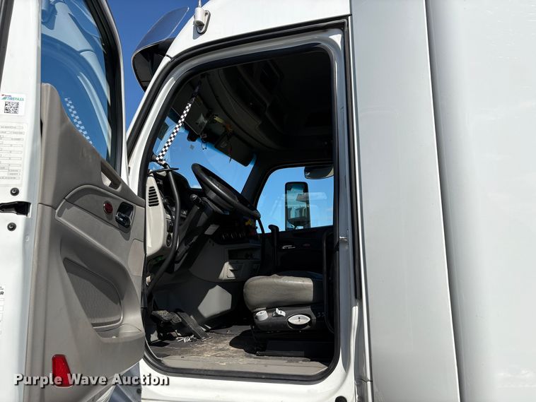 image for item YA2581 2020 Peterbilt 579 semi truck