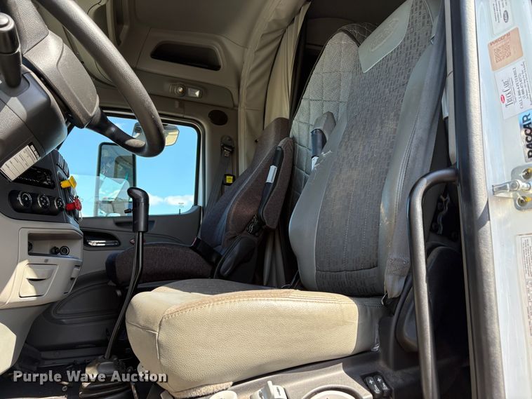 image for item YA2581 2020 Peterbilt 579 semi truck
