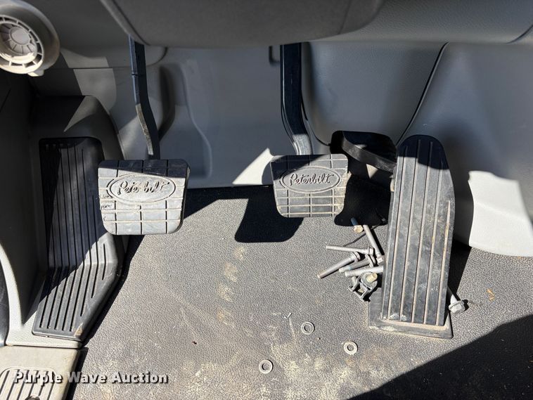 image for item YA2581 2020 Peterbilt 579 semi truck