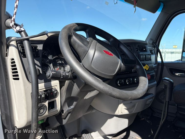 image for item YA2581 2020 Peterbilt 579 semi truck