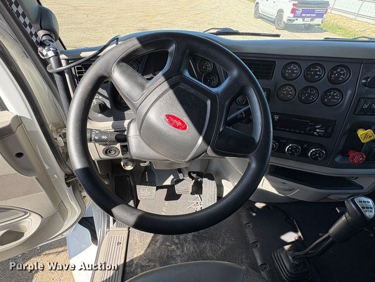 image for item YA2581 2020 Peterbilt 579 semi truck
