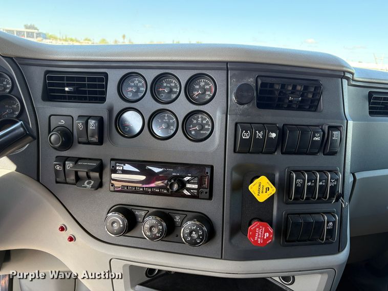 image for item YA2581 2020 Peterbilt 579 semi truck