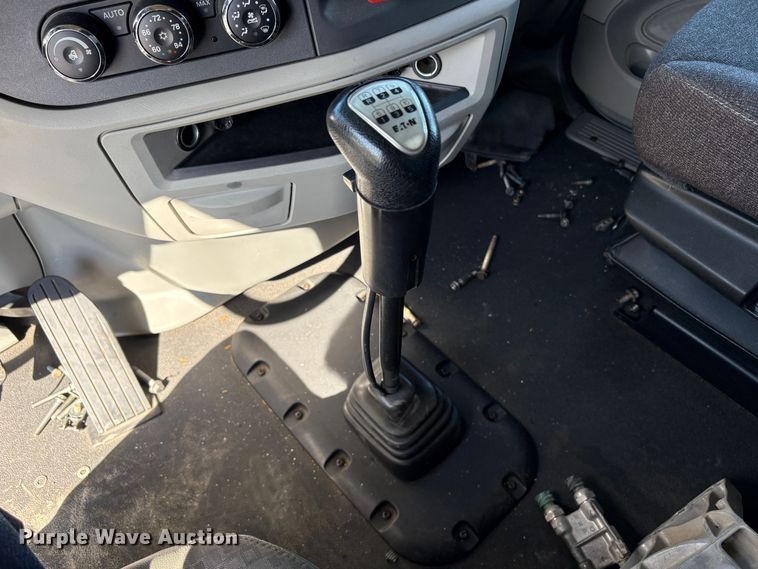 image for item YA2581 2020 Peterbilt 579 semi truck