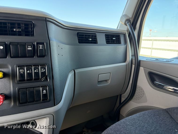 image for item YA2581 2020 Peterbilt 579 semi truck