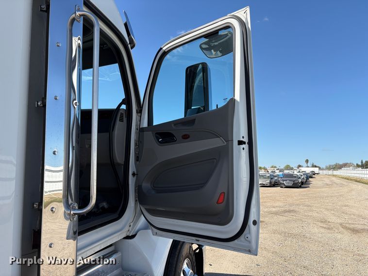 image for item YA2581 2020 Peterbilt 579 semi truck