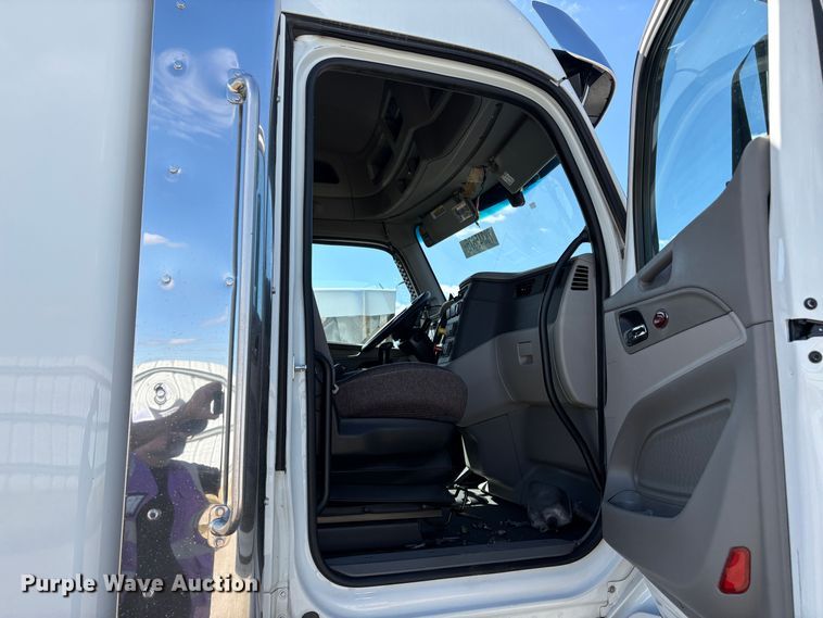 image for item YA2581 2020 Peterbilt 579 semi truck