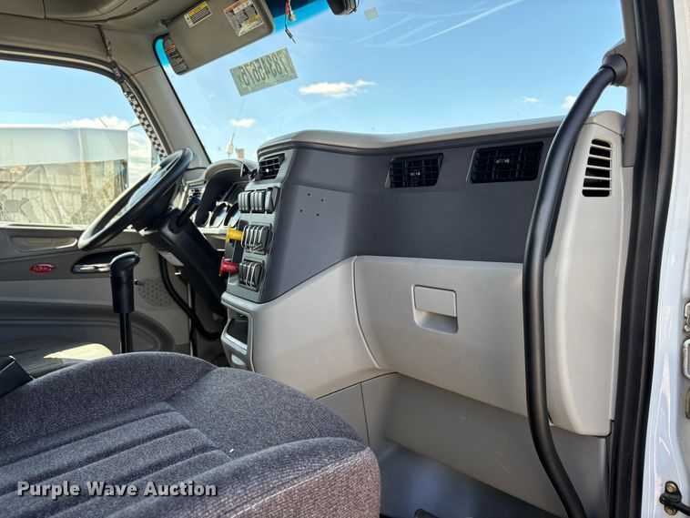 image for item YA2581 2020 Peterbilt 579 semi truck