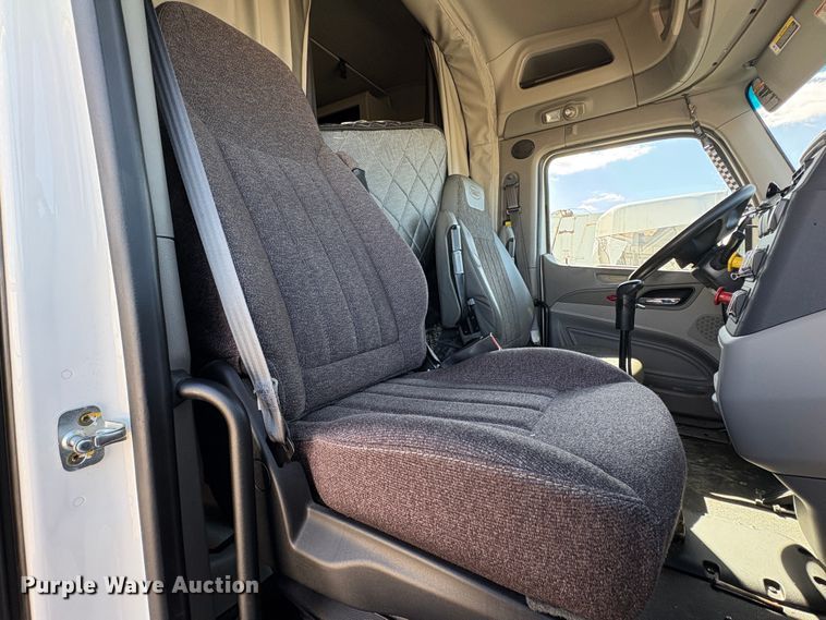 image for item YA2581 2020 Peterbilt 579 semi truck