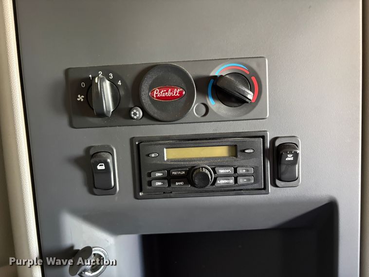 image for item YA2581 2020 Peterbilt 579 semi truck