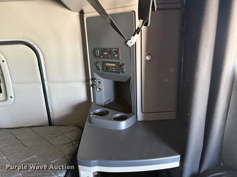 image for item YA2581 2020 Peterbilt 579 semi truck