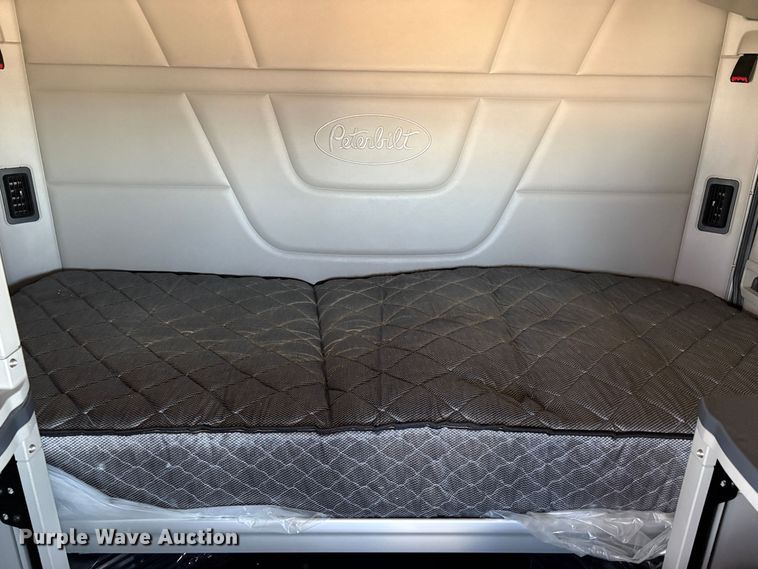 image for item YA2581 2020 Peterbilt 579 semi truck