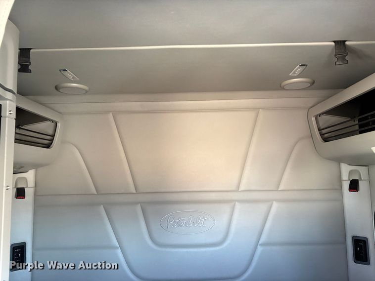 image for item YA2581 2020 Peterbilt 579 semi truck