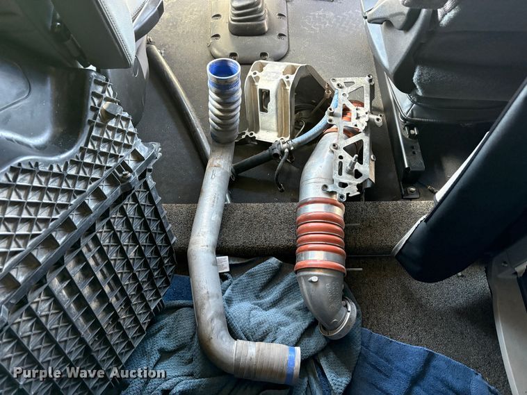 image for item YA2581 2020 Peterbilt 579 semi truck