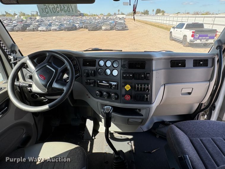 image for item YA2581 2020 Peterbilt 579 semi truck