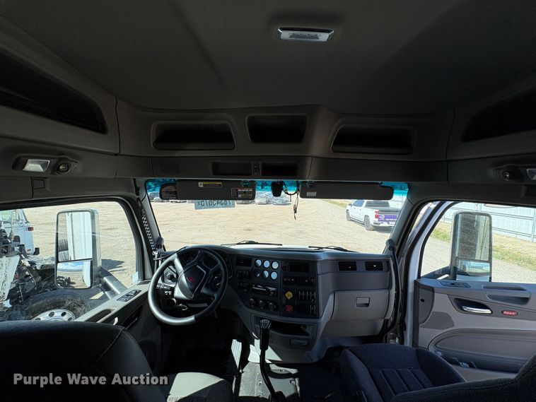 image for item YA2581 2020 Peterbilt 579 semi truck