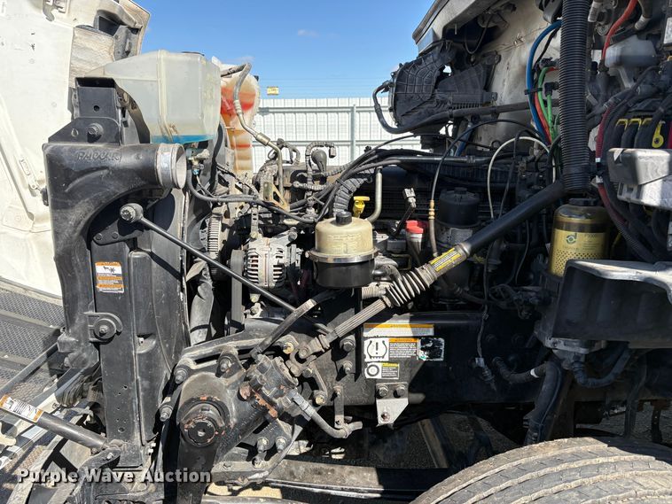 image for item YA2581 2020 Peterbilt 579 semi truck