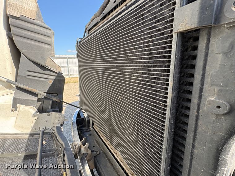 image for item YA2581 2020 Peterbilt 579 semi truck