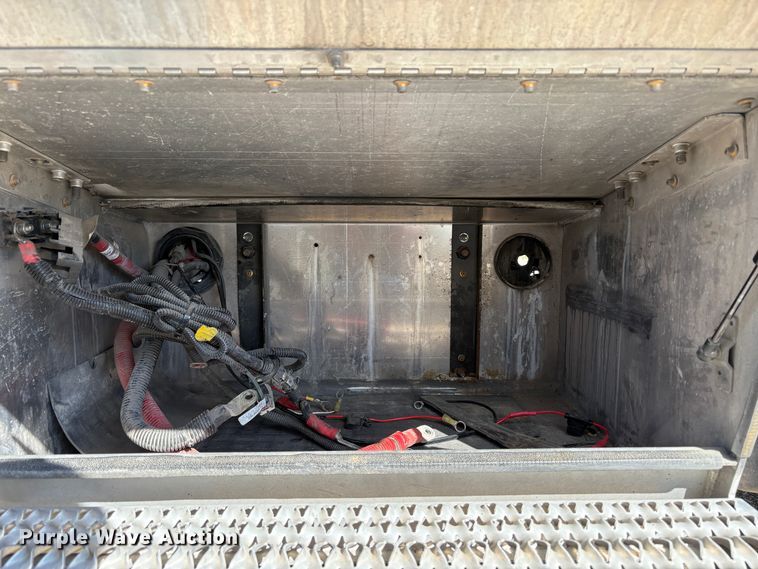 image for item YA2581 2020 Peterbilt 579 semi truck