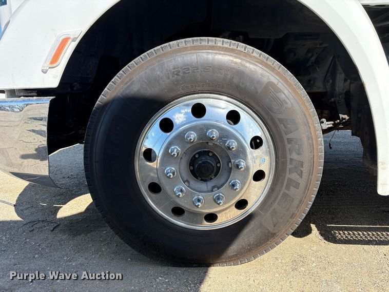 image for item YA2581 2020 Peterbilt 579 semi truck