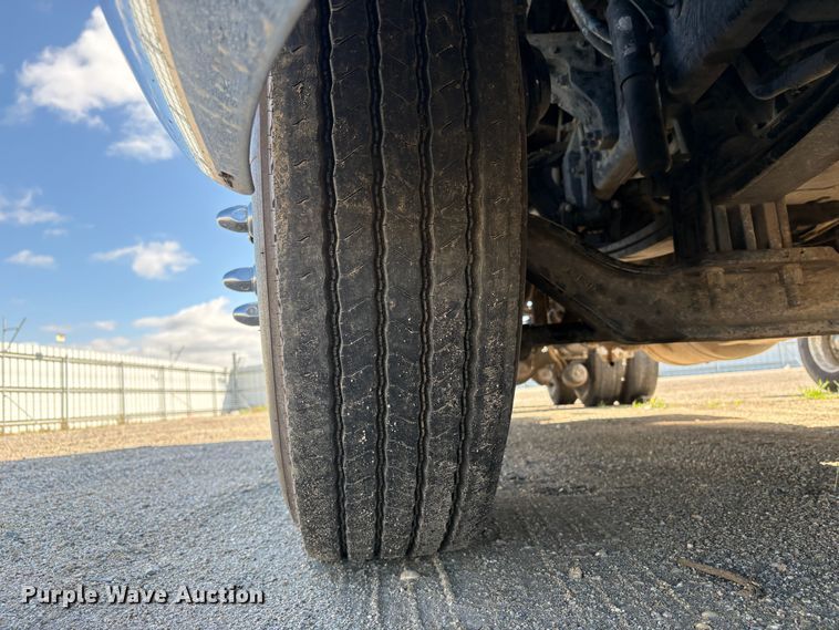 image for item YA2581 2020 Peterbilt 579 semi truck