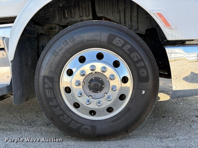 image for item YA2581 2020 Peterbilt 579 semi truck