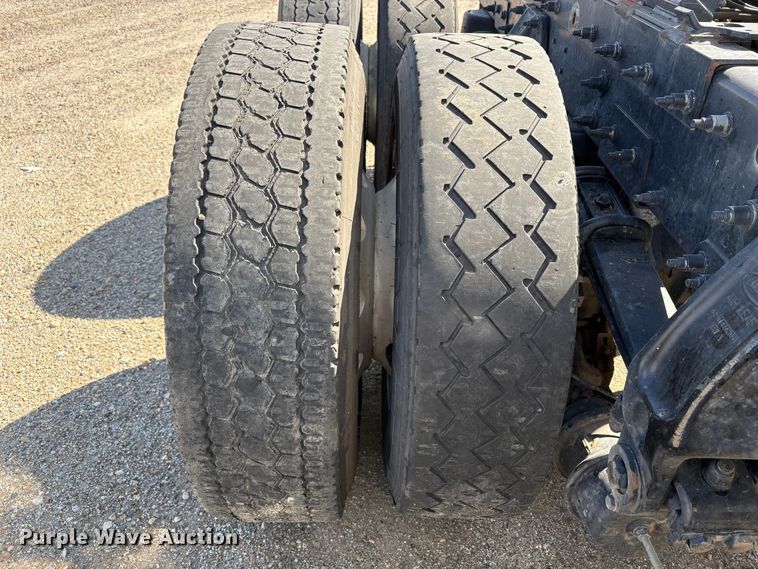 image for item YA2581 2020 Peterbilt 579 semi truck