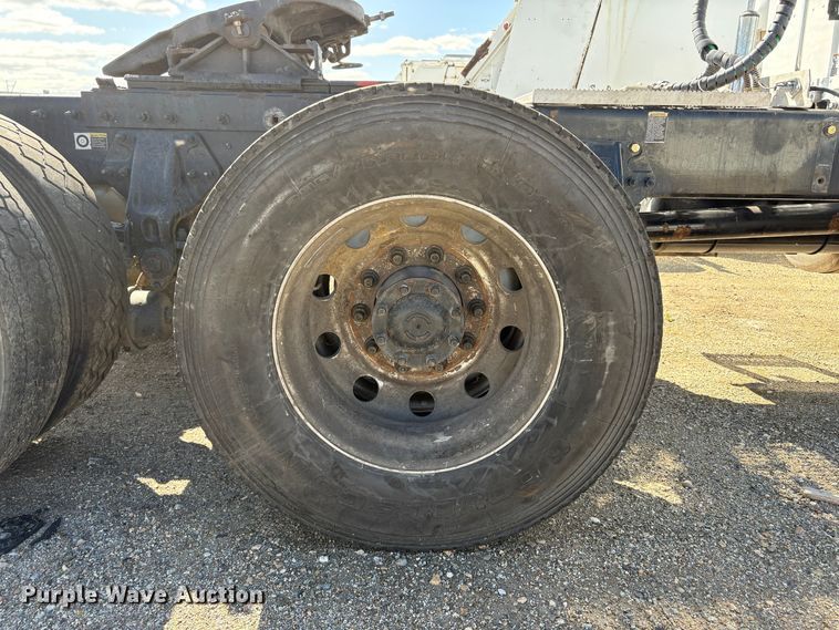 image for item YA2581 2020 Peterbilt 579 semi truck