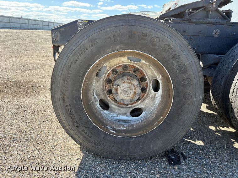 image for item YA2581 2020 Peterbilt 579 semi truck