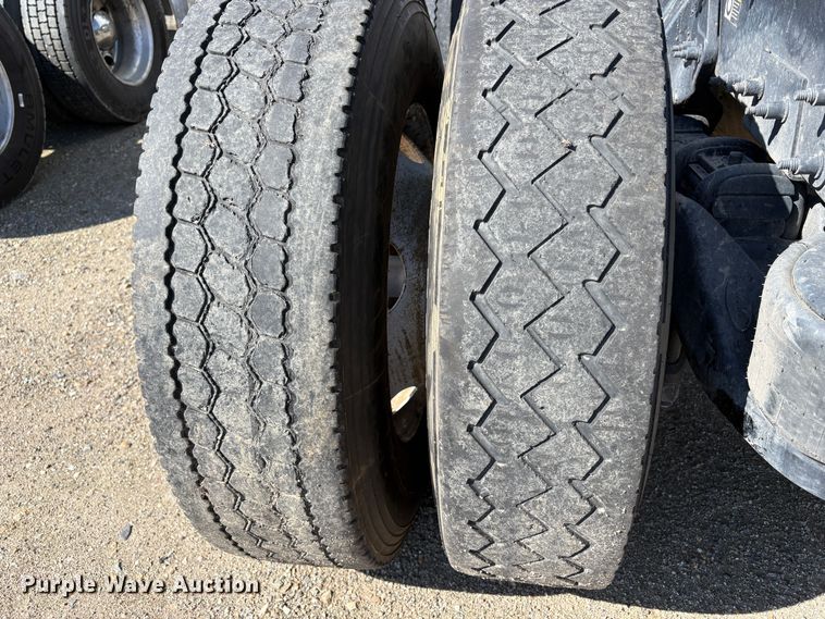 image for item YA2581 2020 Peterbilt 579 semi truck